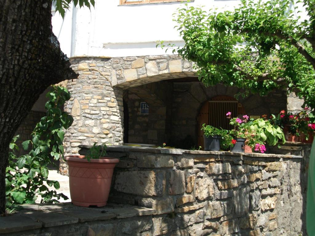 Apartamentos Arcos De Solana Vilas del Turbon Luaran gambar